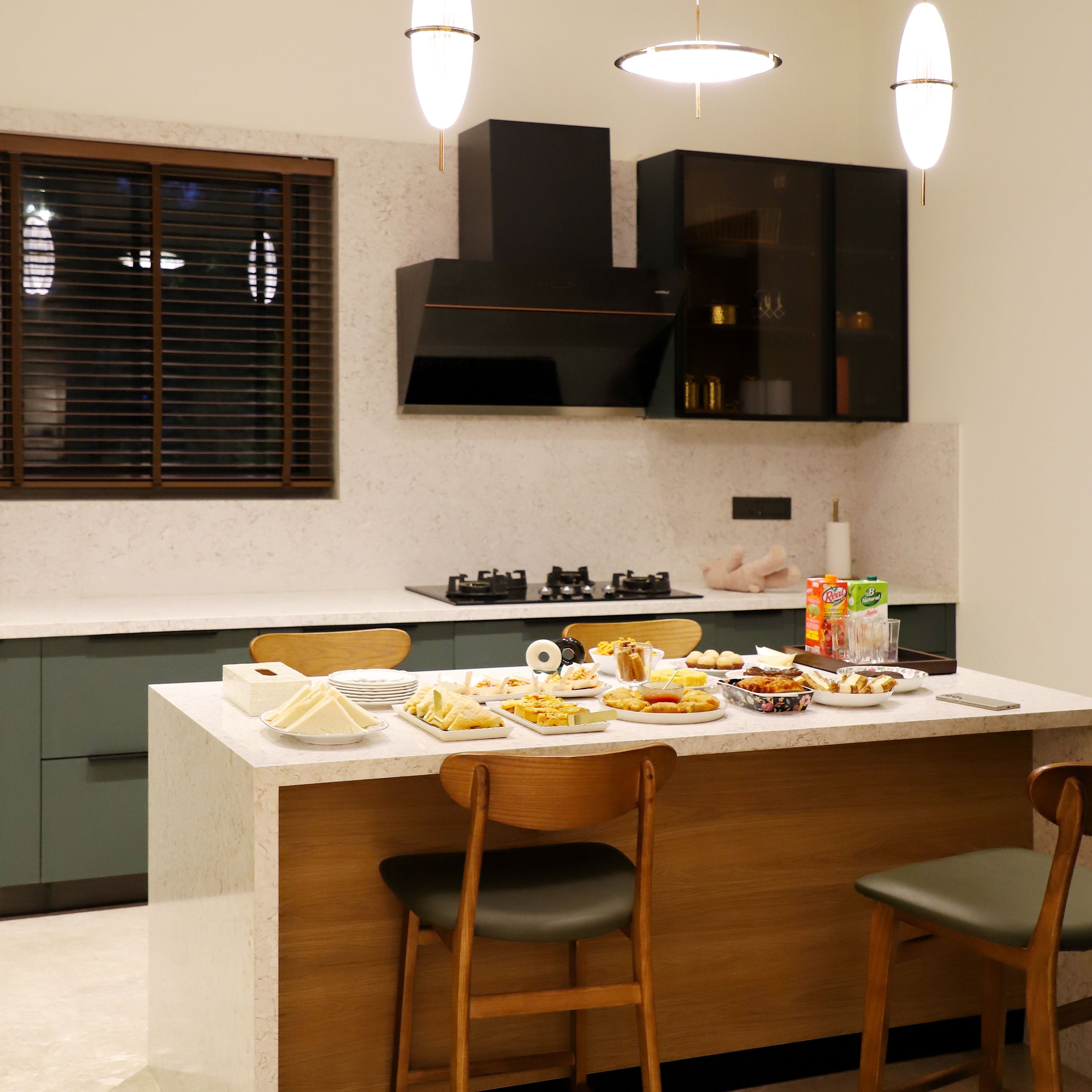 Kitchen & Dining